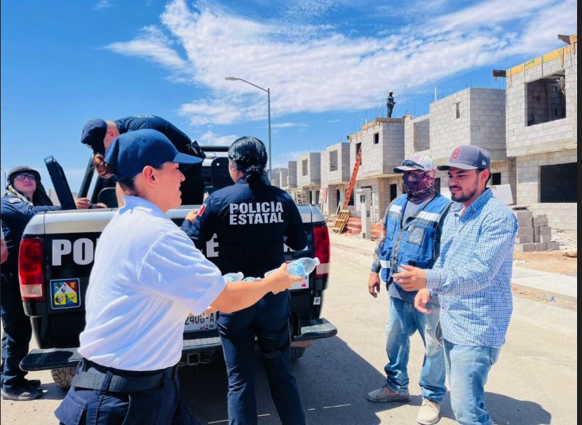 Policías Estatales del Gobierno de Sonora entregan agua embotellada a trabajadores de la construcción