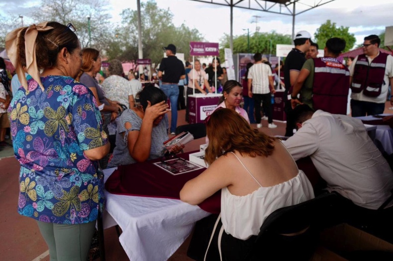 Gobernador Durazo acerca trámites y servicios gratuitos de la feria “Sonora Atiende” a familias de la colonia Solidaridad
