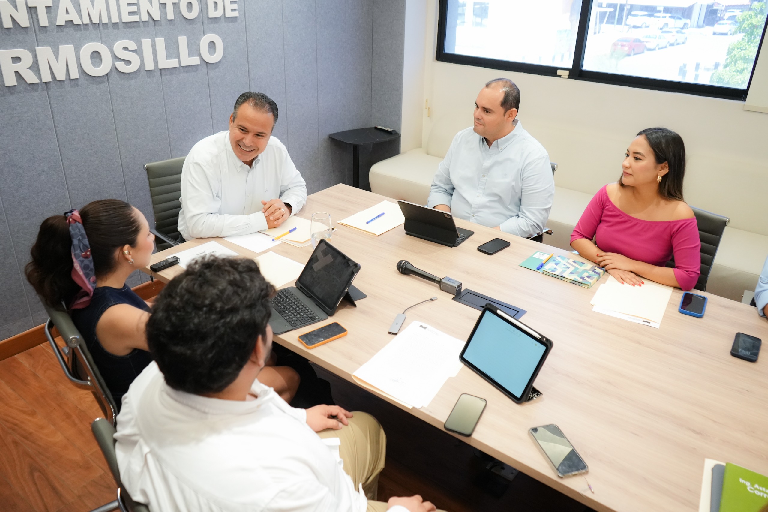 Atiende Toño Astiazarán a estudiantes de la UNISON para reforzar seguridad vial fuera del campus Hermosillo