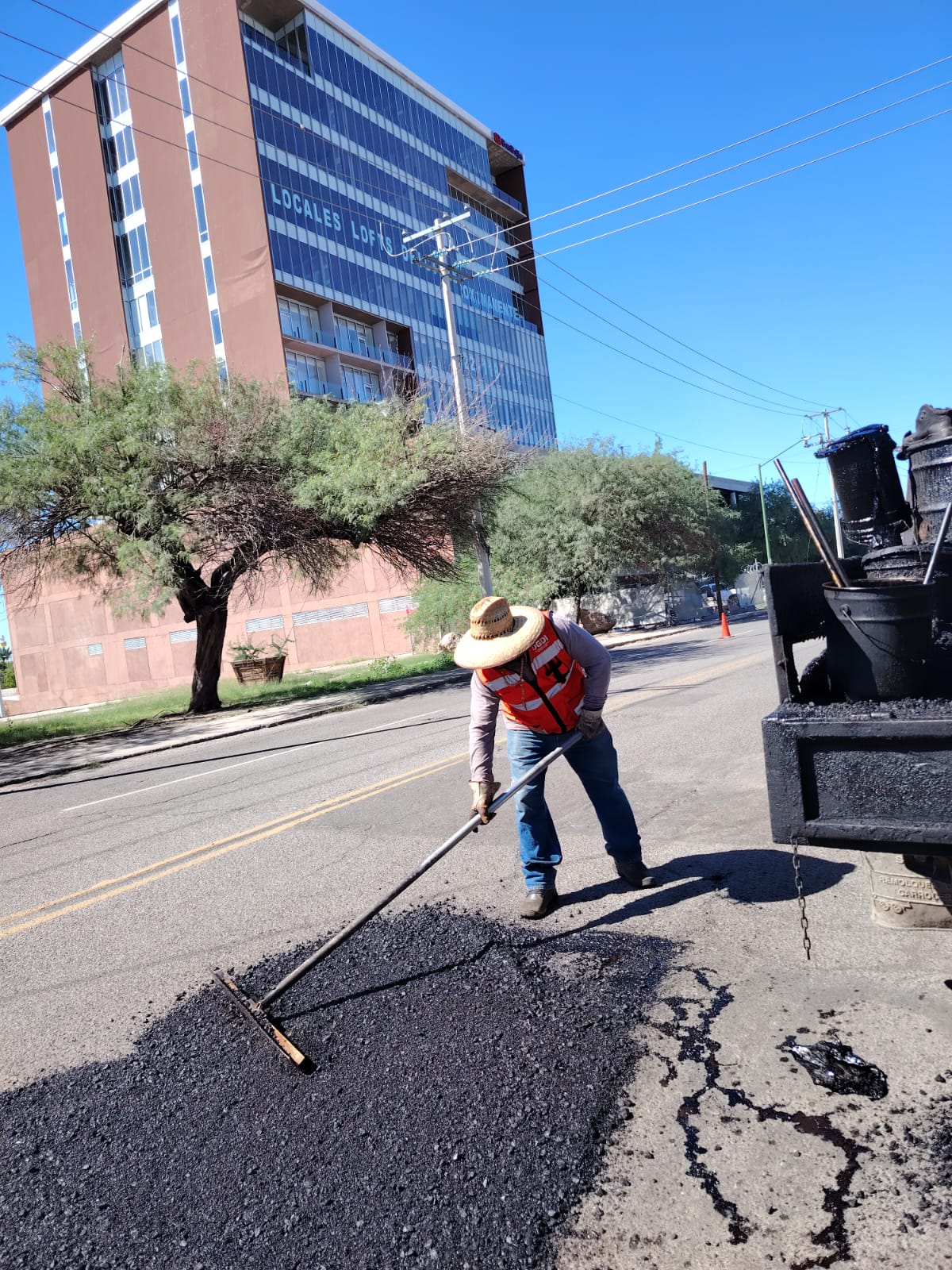 Refuerza Ayuntamiento de Hermosillo cuadrillas para trabajos de bacheo en la ciudad