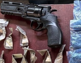 Asegura Policía Estatal y Defensa arma de réplica y narcótico durante detención en Hermosillo