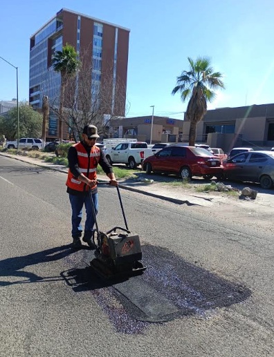 Continúan cuadrillas de bacheo el mantenimiento de vialidades en Hermosillo