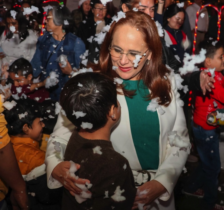 Para celebrar la unión familiar y dar inicio a las festividades decembrinas, el Ayuntamiento de Guaymas en coordinación con el Sistema DIF Guaymas, llevó a cabo la inauguración de La Navidad del Pueblo.