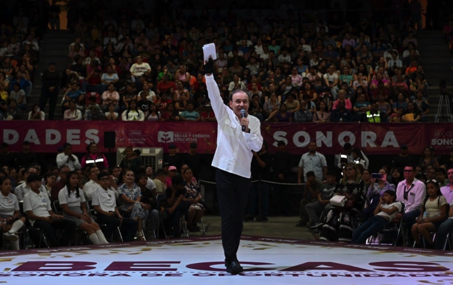 Gobernador Durazo impulsa becas universales para aliviar gasto familiar y mantener a jóvenes en clases